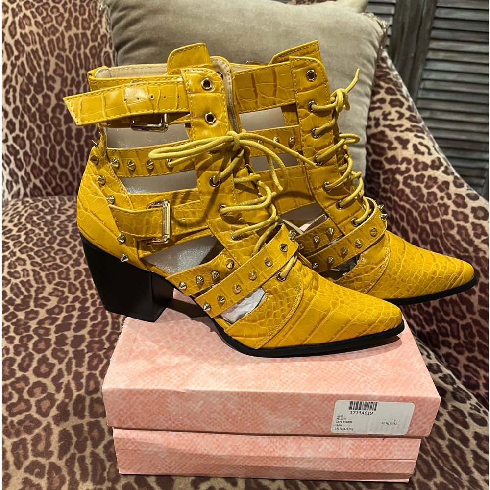 Cape Robbin new lace up yellow ankle boots with stud details size 9
